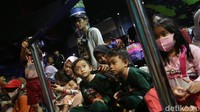 Para pengunjung yang didominasi anak-anak terlihat sangat antusias menonton aksi ini.