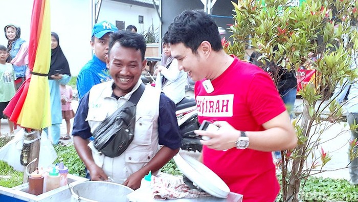 Aldi Taher saat blusukan ke Majalaya, Karawang, Rabu (18/1/2023) petang