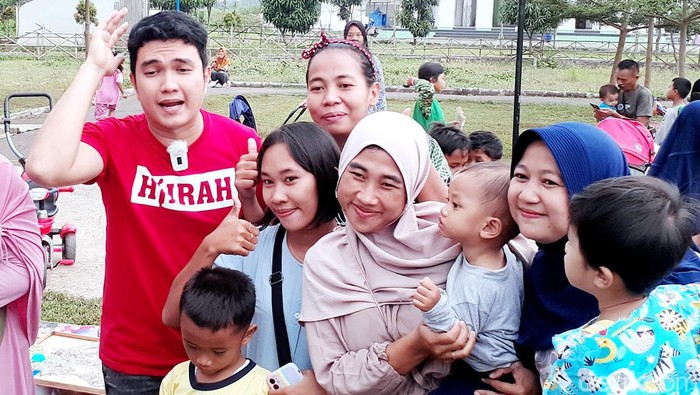 Aldi Taher saat blusukan ke Majalaya, Karawang, Rabu (18/1/2023) petang