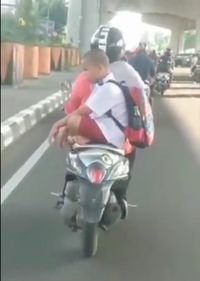 Viral! Bocil 'Sakti' Duduk Sila Menghadap Samping saat Dibonceng Motor