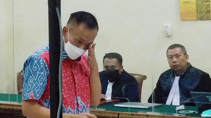 Andi Desfiandi menangis saat dibacakan vonis. (Tommy Saputra/detikSumut)
