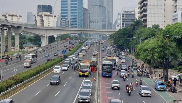 Antrean kendaraan mengular panjang menjelang lokasi kecelakaan truk di Tol Dalam Kota arah Cawang, Rabu (18/1/2023) pagi. (Rumondang/Detik)