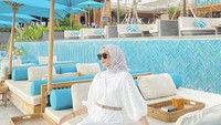Dengan gaun putihnya, Melody Prima berpose cantik di sebuah beach club di Bali. Foto: Instagram @melodyprima