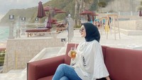 Kali ini artis kelahiran 1995 itu tengah menikmati lychee tea sembari menikati pemandangan pantai yang indah. Foto: Instagram @melodyprima