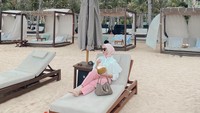Memanfaatkan waktu liburannya di Bali, artis 28 tahun itu sedang menikmati air kelapa sambil bersantai. Foto: Instagram @melodyprima