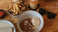 Seperti ini makanan yang dipesan oleh Melody Prima saat berada di Mano Beach Club Bali. Ada kentang goreng hingga es krim. Foto: Instagram @melodyprima