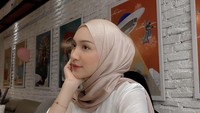 Tak hanya kulineran di Bali, artis yang sudah dikaruniai 2 anak ini juga beberapa kali terlihat nongkrong di kafe. Seperti ini saat Melody menikmati secangkir kopi. Foto: Instagram @melodyprima