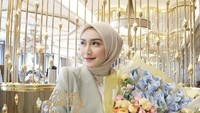 Pemain sinetron itu juga kerap merayakan ulang tahunnya di salah satu restoran hotel mewah. Kue dan bunganya cantik ya?  Foto: Instagram @melodyprima
