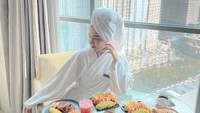 Kalau ini momen Melody Prima menikmati sarapan cantik di hotel mewah dengan pemandangan gedung-gedung Jakarta. Foto: Instagram @melodyprima