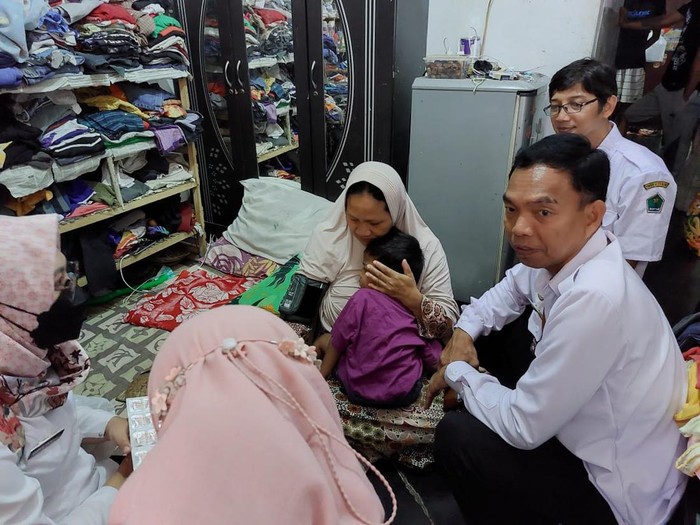 Balita anak korban Tragedi Kanjuruhan dicek kesehatan.
