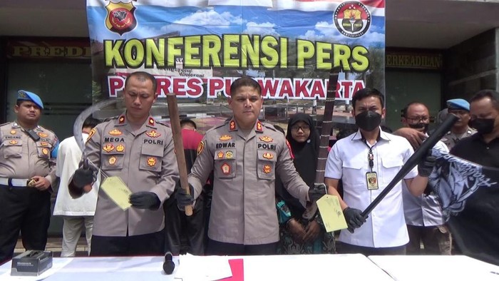 Polisi menunjukkan barang bukti yang digunakan geng motor Purwakarta saat membacok dan menyetrum warga pada Rabu (18/1/2023).