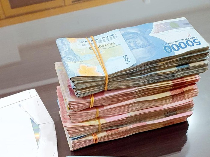 Barang bukti sisa uang yang dicairkan Tukang Becak bobol rekening di Surabaya