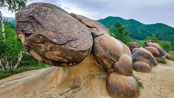 Batu trovant ditemukan di sebuah desa kecil di Rumania bernama Costeşti, sekitar 80 km sebelah barat ibu Kota Bucharest. Bebatuan ini terlihat seperti gelembung yang ditiup yang terbuat dari batu dan ukurannya bervariasi, beberapa ada yang sangat besar, ada juga yang cukup kecil dan muat dalam genggaman. Foto: Daily Mail