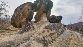 Meskipun tidak hidup dalam arti ilmiah, penduduk lokal dan turis menggambarkan mereka sebagai batu hidup karena cara mereka berubah seiring waktu. Foto: Daily Mail