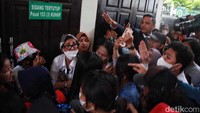 Saat ruang sidang dibuka mereka langsung berebut masuk ruangan.