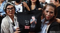 Mereka datang dengan membawa tas bergambar foto Eliezer.
