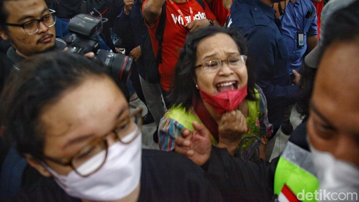 Sidang tuntutan terhadap Bharada Richard Eliezer turut dihadiri sejumlah pendukungnya. Mereka terlihat kecewa dengan tuntutan 12 penjara dari jaksa.