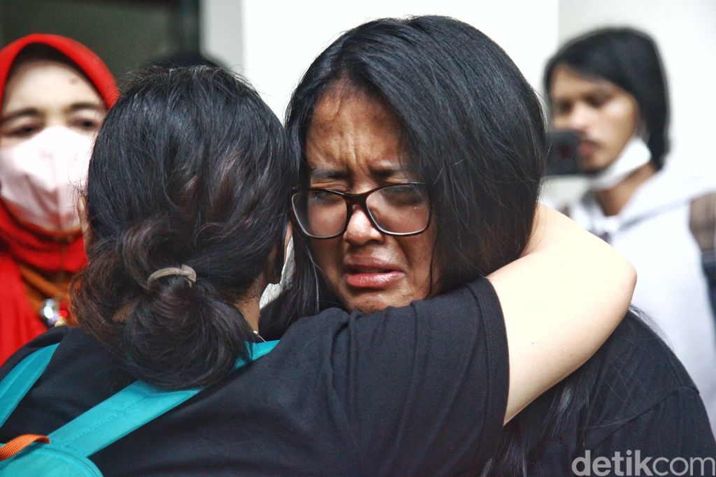 Sidang tuntutan terhadap Bharada Richard Eliezer turut dihadiri sejumlah pendukungnya. Mereka terlihat kecewa dengan tuntutan 12 penjara dari jaksa.