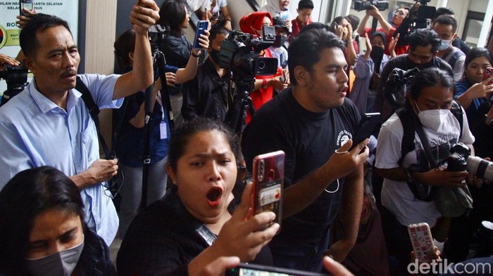Beragam Reaksi Pendukung Richard Eliezer Usai Sidang Tuntutan Sidang tuntutan terhadap Bharada Richard Eliezer turut dihadiri sejumlah pendukungnya. Mereka terlihat kecewa dengan tuntutan 12 penjara dari jaksa.