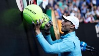 Rafael Nadal dari Spanyol memberikan tanda tangan untuk para penggemar setelah memenangkan pertandingan putaran pertamanya melawan Jack Draper dari Inggris. Reuters/Loren Elliott  