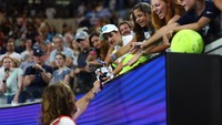 Stefanos Tsitsipas dari Yunani memberikan tanda tangan untuk para penggemar setelah memenangkan pertandingan putaran pertamanya melawan Quentin Halys dari Prancis. Reuters/Hannah Mckay  