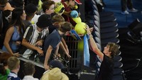 Alexander Zverev dari Jerman memberikan tanda tangan untuk para penggemar setelah memenangkan pertandingan putaran pertamanya melawan Juan Pablo Varillas dari Peru. Reuters/Jaimi Joy  