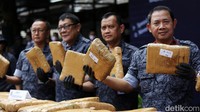 Brigjen Samudi menunjukkan barang bukti ganja yang akan dimusnahkan.