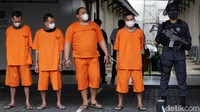Tersangka berinisial FI, FA, dan R ditangkap saat hendak mengirimkan ganja tersebut di kawasan Cijantung, Jakarta Timur. Sementara tersangka G masih berstatus sebagai narapidana di Lapas Kelas I Tanggerang merupakan pengendali pengiriman ganja kering tersebut. 