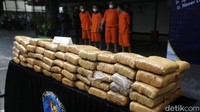 Oleh tersangka, rencananya ganja kering itu hendak dikirim melalui ekspedisi pengiriman cargo. 