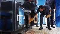 Direktur Pengawasan Tahanan dan Barang Bukti BNN RI, Brigjen Samudi memimpin pemusnahan barang bukti ganja di kantor BNN, Cawang, Jakarta.