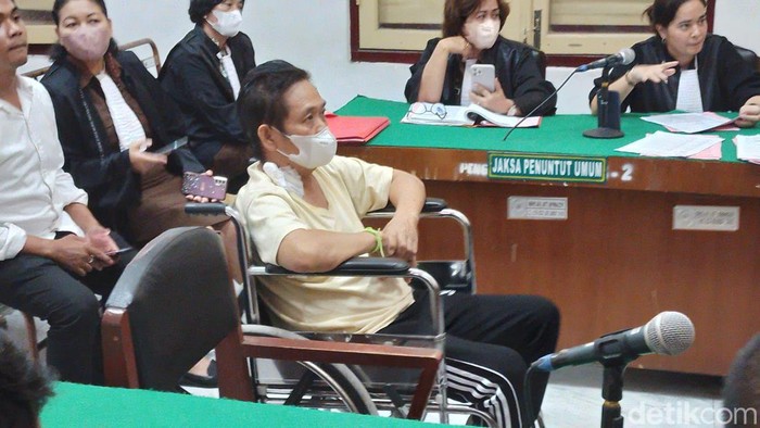 Bos judi ketangkasan Tek Siong saat sidang pembacaan vonis. (Farid Achyadi Siregar/detikSumut)
