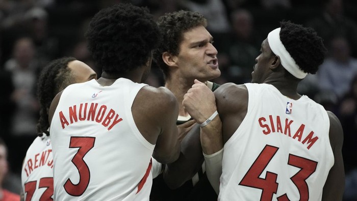 Milwaukee Bucks Brook Lopez gets in a scuffle with with Toronto Raptors Gary Trent Jr., O.G. Anunoby and Pascal Siakam during the second half of an NBA basketball game Tuesday, Jan. 17, 2023, in Milwaukee. Lopez was ejected from the game. The Bucks won 130-122. (AP Photo/Morry Gash)