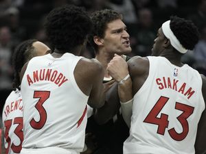NBA: Tarik Headband Lawan Berakhir Ricuh