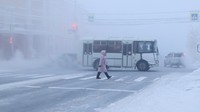 Kota itu telah mengalami musim dingin yang sangat panjang. Pengunjung bisa datang ke Kota Yakutsk pada bulan Januari jika ingin merasakan dinginnya musim dingin yang benar-benar beku.  