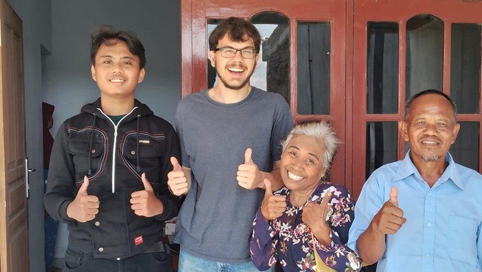 Bu Tin pengasuh bule AS asal Jombang