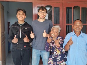Cerita Bule Amerika Bertemu Pengasuhnya di Jombang Usai Terpisah 10 Tahun