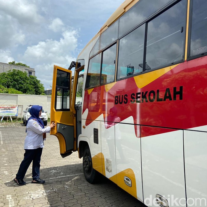 Pemkab Jember launching Program Bus Sekolah Gratis. Program ini untuk siswa berseragam yang akan berangkat dan pulang sekolah.