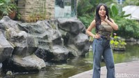 Sebelum jadi model, Caca Aqeela bekerja sebagai PR di Plaza UOB Thamrin dan karyawan kantor di kawasan Sunter. (Foto: Ari Saputra)