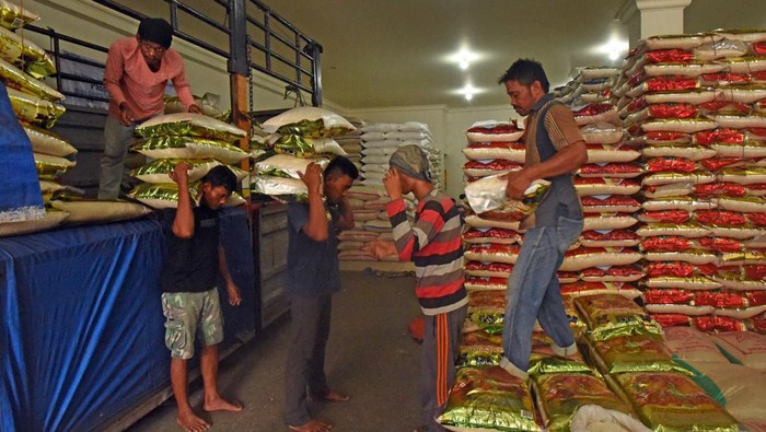Dampak Cuaca Ekstrem, Harga Beras Meroket di Banten Sejumlah pekerja menurunkan beras dari truk di Pasar Induk Rau Kota Serang, Banten, (18/1/2023). Harga beras kualitas premium naik dari Rp12.000 menjadi Rp13.000 per kilogram yang disebabkan cuaca buruk dan panen yang tidak serentak sehingga suplainya berkurang.