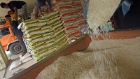 Sejumlah pekerja menurunkan beras dari truk di Pasar Induk Rau Kota Serang, Banten
