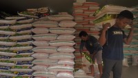 Pekerja mengangkut beras di Pasar Induk Rau Kota Serang, Banten. 