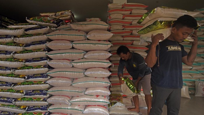 Dampak Cuaca Ekstrem, Harga Beras Meroket di Banten Sejumlah pekerja menurunkan beras dari truk di Pasar Induk Rau Kota Serang, Banten, (18/1/2023). Harga beras kualitas premium naik dari Rp12.000 menjadi Rp13.000 per kilogram yang disebabkan cuaca buruk dan panen yang tidak serentak sehingga suplainya berkurang.