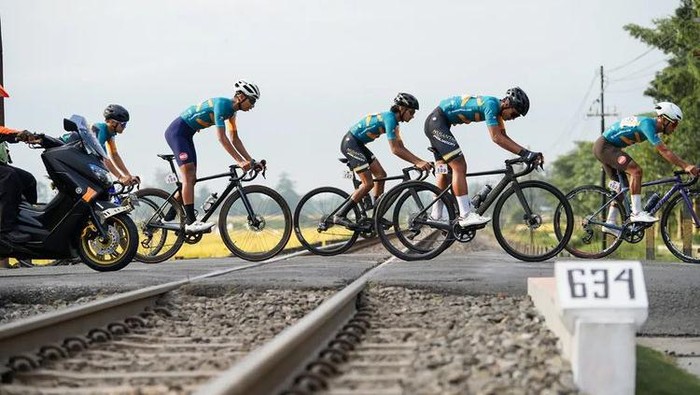 Dapat 'Tenaga' Baru, Nusantara Cycling Team Siap Arungi 2023 Klub balap sepeda ternama Tanah Air, Nusantara Cycling Team resmi mendapat dukungan sponsorship dari tiga produk kesehatan berbasis herbal yakni Antangin, KOJIMA dan Herbamojo.