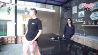 Sebagai orang yang hobi memasak Ussy Sulistiawaty sangat memperhatikan kebersihan dan keindahan dapurnya. Foto: YouTube Ussy Andhika
