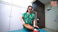 Nah, ini adalah potret dapur kotor di rumah Ussy. Berada di dalam rumah dan dilengkapi dengan kulkas yang berukuran besar. Foto: YouTube Ussy Andhika