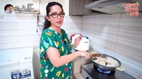 Meskipun dinamakan dapur kotor, tetapi penataan barang-barang sangat rapi. Ini momen Ussy Sulistiawaty saat memasak makanan untuk keuarga.  Foto: YouTube Ussy Andhika