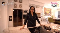 Dapur pertama ada dapur khususnya ini didesain dengan nuansa warna hitam. Dapurnya ini yang sering dipakai ketika membuat konten memasak. Foto: YouTube Ussy Andhika