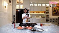Dapur bersihnya ini sudah direnovasi menjadi lebih keren. Ornamen di dapurnya ini bernuansa putih. Dilengkapi dengan meja makan. Foto: YouTube Ussy Andhika