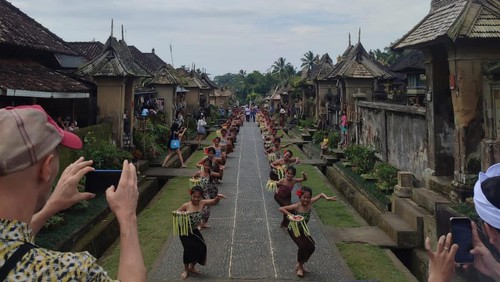 Desa Wisata Penglipuran mencatat kunjungan wisatawan sepanjang tahun 2022 sebanyak 608 ribu orang.