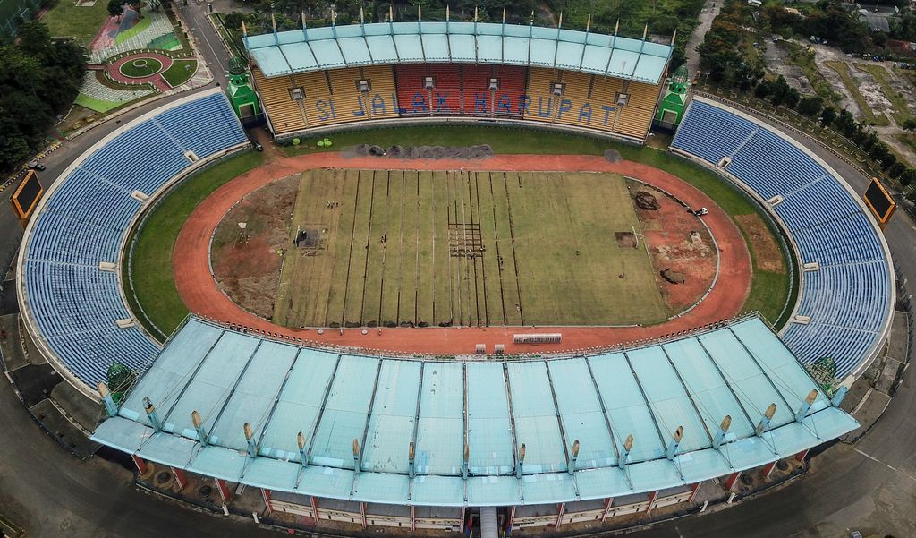 Foto udara Stadion Si Jalak Harupat yang tengah direnovasi, di Soreang, Kabupaten Bandung, Jawa Barat, Rabu (18/1/2023). Pemerintah melalui Kementerian PUPR merenovasi Stadion Si Jalak Harupat yang ditujukan untuk perhelatan Piala Dunia U-20 pada Mei hingga Juni 2023.